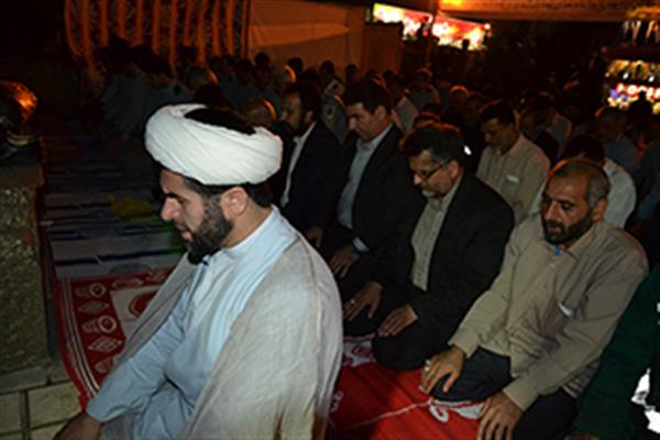 اقامه نماز جماعت مغرب و عشاء با حضور واحدهاي اجرايي شهرداري لاهيجان در حاشيه استخر